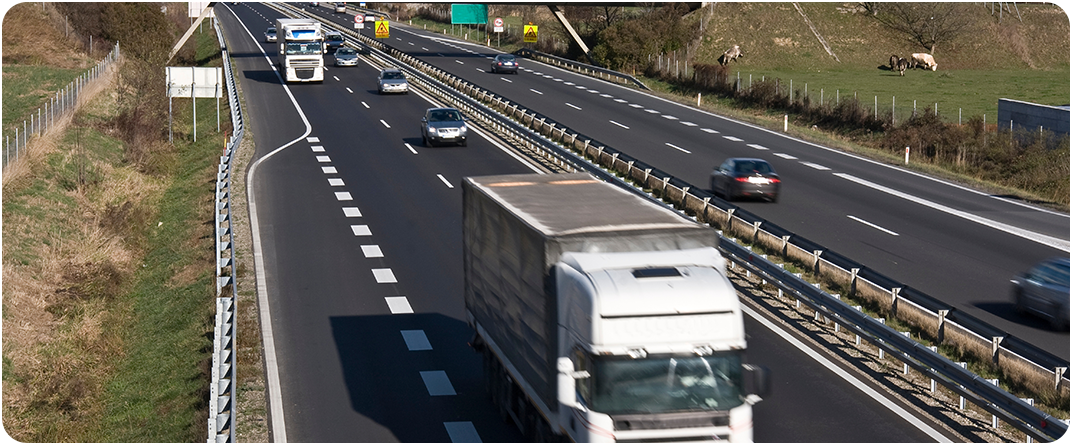 Immagine di un tratto autostradale Anas percorso da mezzi da lavoro